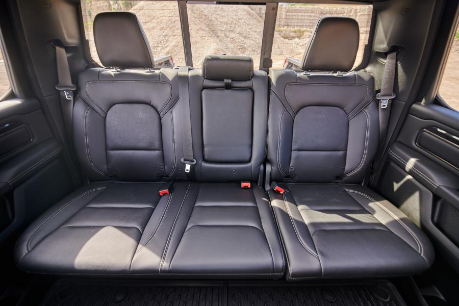 Интерьер Ram 1500 Sport Crew Cab (DT) 2018 года  (CA) (фото 27 из 40)